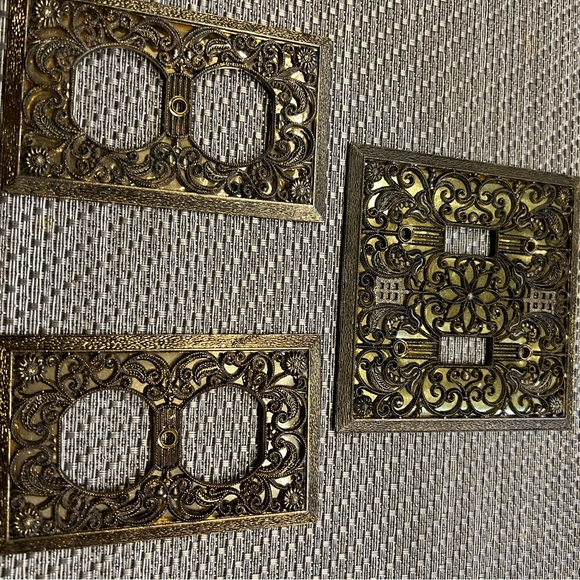 Vintage Cast Metal Antique Brass Wallplate - Picture 2 of 7